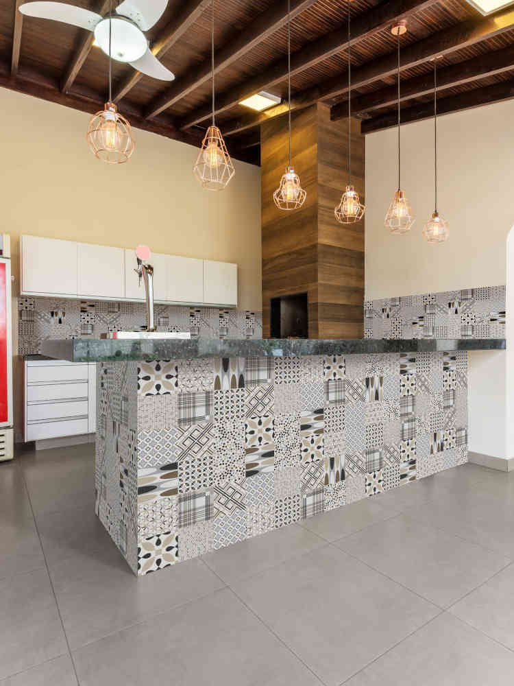cozinha com cerâmica para parede artesanal em tons de verde e piso de ladrilho